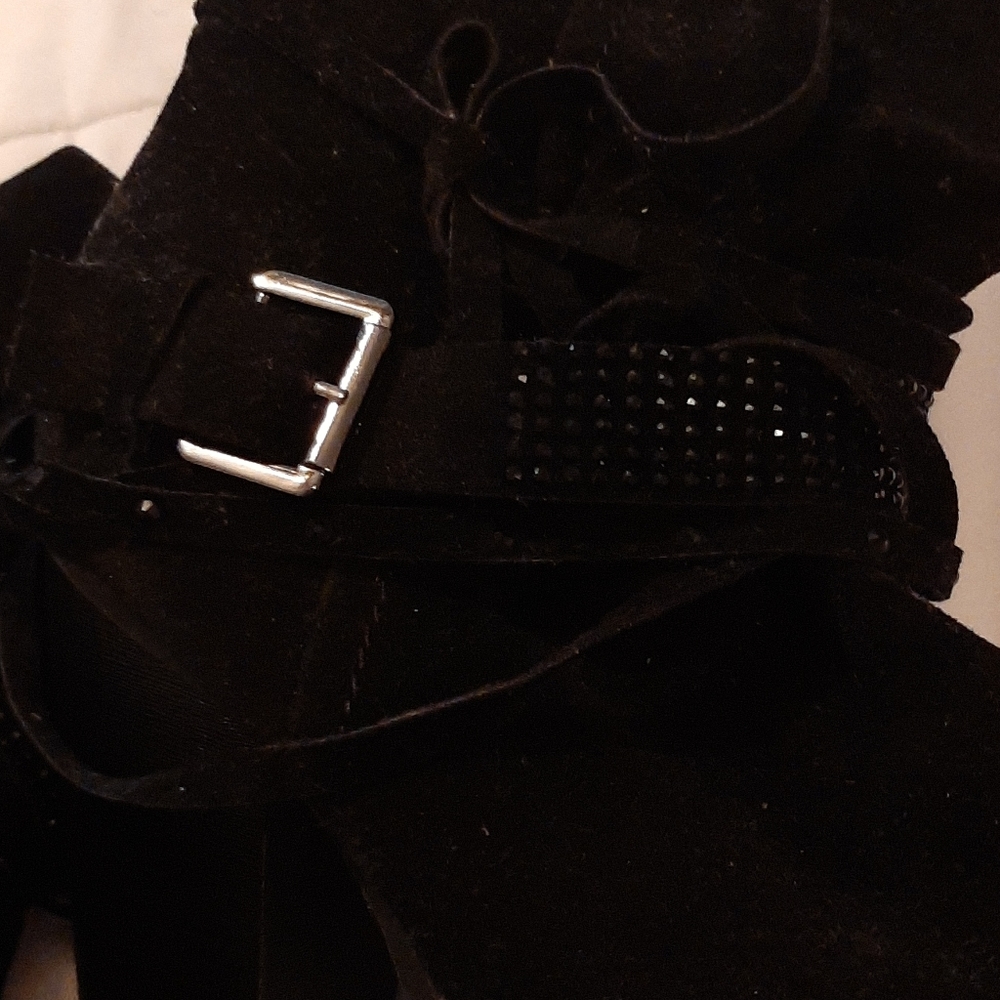 Boots - Picture 3 of 6